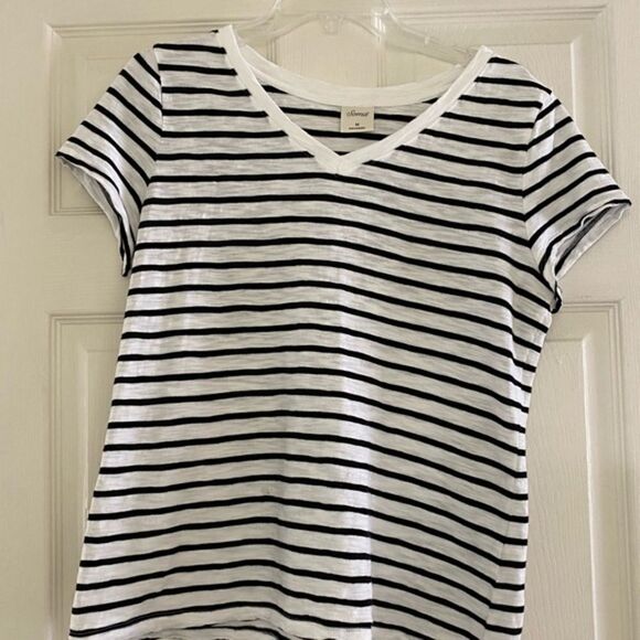 💼Soma V-Neck Short Sleeves Black/White Tee - Picture 2 of 6